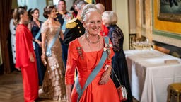 Dänemarks Königin Margrethe II. in einem roten Kleid bei Feierlichkeiten.