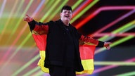 Isaak aus Deutschland betritt die Bühne beim Finale des Eurovision Song Contest in Malmö