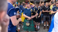 Schottische Fans sorgen mit Dudelsack-Musik für eine gute Stimmung in Köln