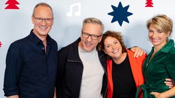 Die WDR 2 Moderatoren Sabine Heinrich, Steffi Neu, Jan Malte Andresen und Thomas Bug vor hellem Hintergrund