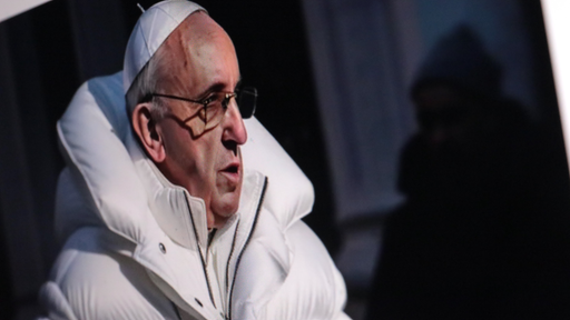 Der Papst trägt eine weiße Daunenjacke.