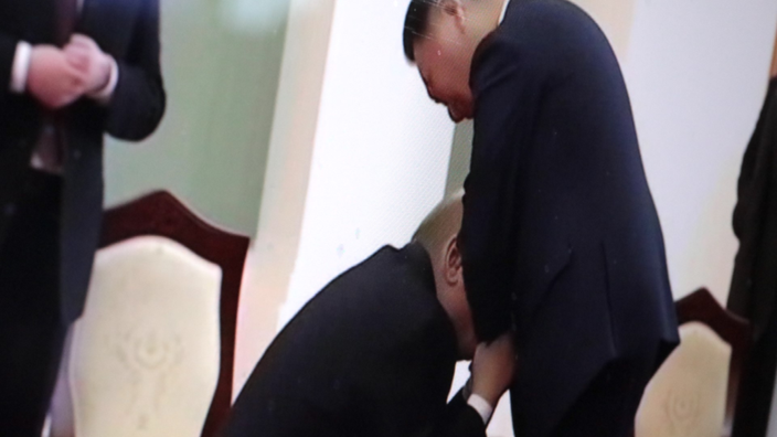 Ein Deepfae, bei dem Putin angeblich vor Xi Jinping kniet.