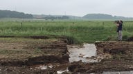 Hamminkeln-Brünen: Das Wasser aus den voll gelaufenen Feldern sucht sich einen Weg zurück in die Issel ...