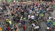  Demonstranten bei einem Fahrradkorso