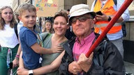 Eine Familie demonstriert mit "Fridays for Future" in Aachen