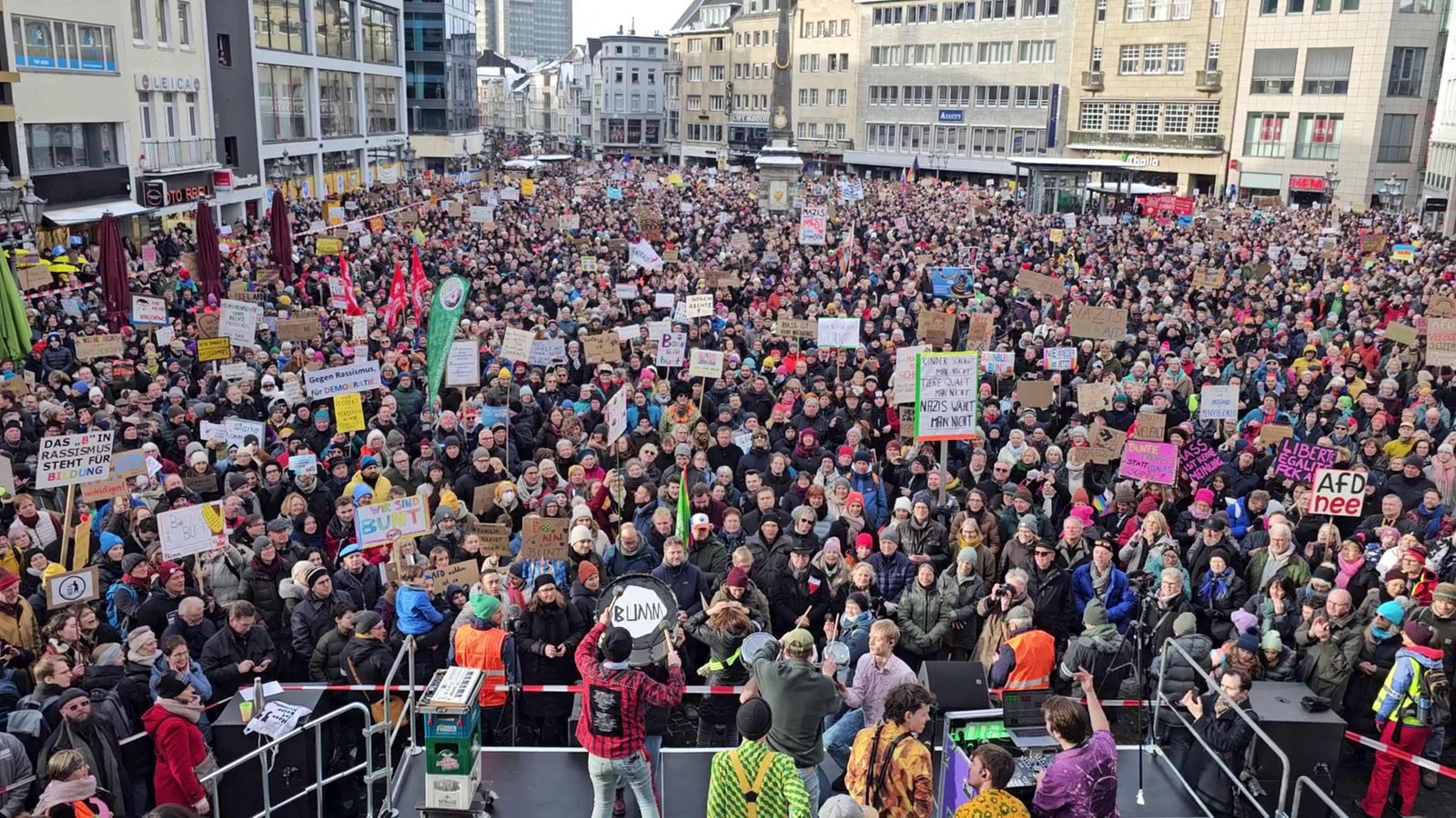 Zehntausende Demonstrieren Am Wochenende Gegen Rechtsextremismus ...