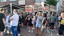 Mehrere Menschen versammeln sich mit Schildern auf einem Platz in Dortmund, um zu protestieren