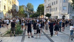 Demo nach tödlichen Polizei-Schüssen auf 16-Jährigen in Dortmund - am Abend füllten bis zu 200 Demonstranten den Platz am Tatort