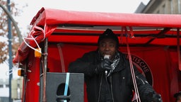 William Dountio hält eine Rede auf den Demonstrationen in Dortmund