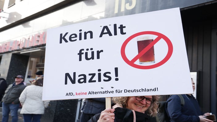 Eine Teilnehmerin mit Demo-Schild "Kein Alt für Nazis"