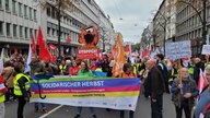 Eine Gruppe hält ein Banner mit der Aufschrift "Solidarischer Herbst"