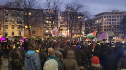 Menschengruppe auf der Demo gegen Rechtsextremismus zum Jahrestag des Anschlags in Hanau