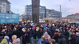 Teilnehmende der Demo in Bielefeld gegen Rechtsextremismus und das Erstarken der AfD 