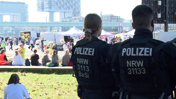 Polizisten auf der Demo gegen Abtreibung