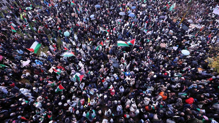 Zahlreiche Teilnehmer einer Pro-Palästina-Kundgebung gehen durch die Düsseldorfer Innenstadt