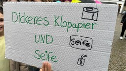 Schüler-Demoplakat: Dickeres Klopapier und Seife