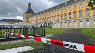 Polizeiabsperrung vor dem Hauptgebäude der Universtiät in Bonn