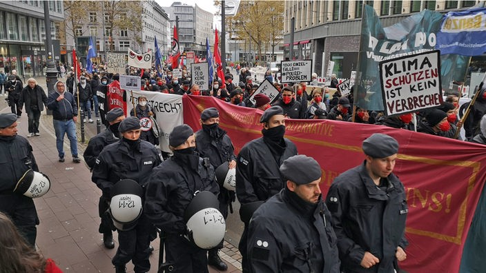 Demonstrationszug und Polizei in der Kölner Innenstadt