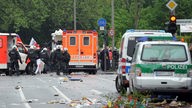 Beschädigte Polizeiwagen und Krankenwagen stehen bei einer Protestkundgebung gegen eine Wahlkampfveranstaltung der rechtsextremen Splitterpartei Pro NRW 
