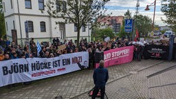 Höcke-Prozess: Demonstranten mit Plakaten vor dem Gericht in Halle