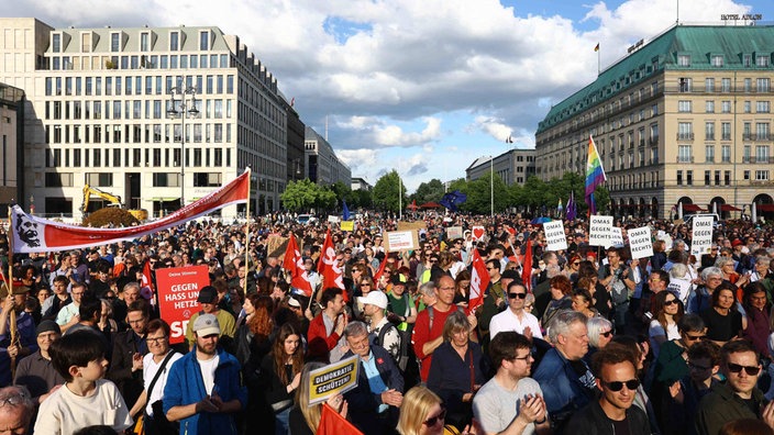 Teilnehmer versammeln sich zu einer Demonstration gegen Angriffe auf Politiker