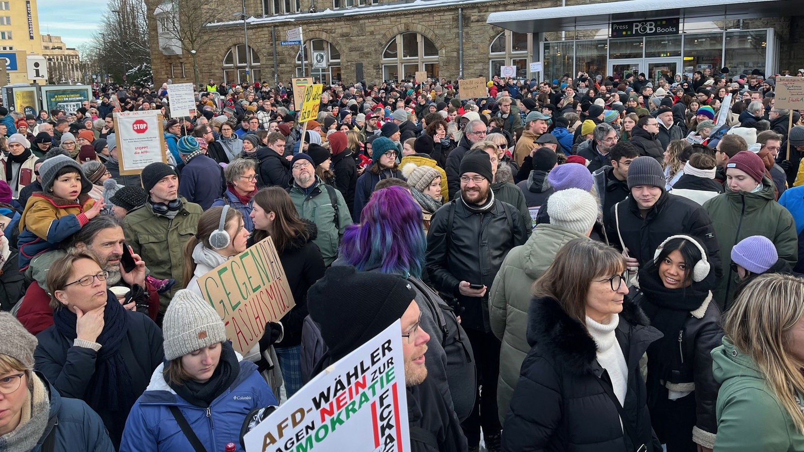 Zehntausende Demonstrieren Am Wochenende Gegen Rechtsextremismus ...