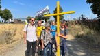 Demonstrierende von "Kirchen im Dorf lassen" kommen auf der Demo in Keyenberg an