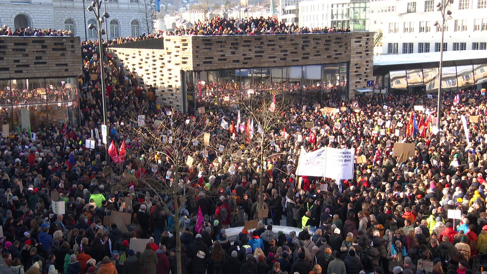 Zehntausende Demonstrieren Am Wochenende Gegen Rechtsextremismus ...