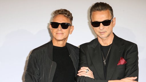 Dave Gahan und Martin Gore von der Band Depeche Mode bei einer Pressekonferenz in Berlin
