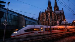  Ein ICE fährt vor dem Kölner Dom aus dem Hauptbahnhof