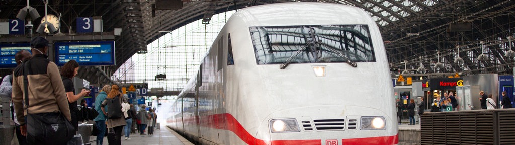 Ein ICE-Zug hält Einfahrt in den Kölner Hauptbahnhof