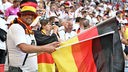 Fan schwingt Deutschlandfahnen