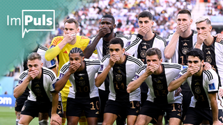Die Spieler der deutschen Nationalmannschaft halten sich vor dem Anpfiff des WM-Spiels bei ihrem Gruppenfoto die Hände vor den Mund
