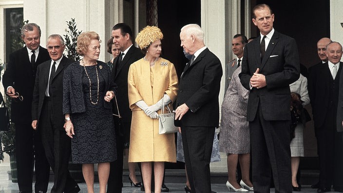 Heinrich Lübke spricht mit Queen Elizabeth II nach ihrer Ankunft in der Villa Hammerschmid in Bonn