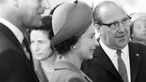 Königin Elizabeth II. mit dem nordrhein-westfälischen Ministerpräsidenten Dr. Franz Meyers (r) am 25.05.1965 im Schloss Benrath