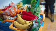 Ein Einkaufskorb mit Obst und Gemüse
