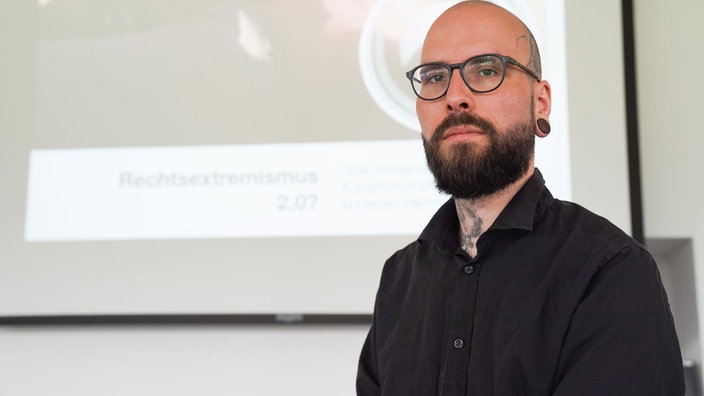 Das Bild zeigt Jerome Trebing, Digital Streetworker für die Amadeu Antonio-Stiftung.