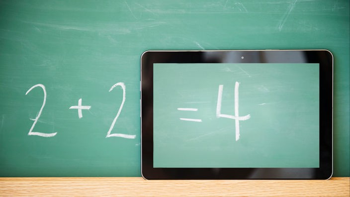 Digitales Lernen, Rechenaufgabe auf Wandtafel und Tablet "2+2=4"