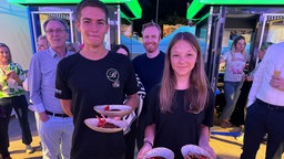 Kellner Friedrich und Ida müssen halten Teller mit Essen in den Händen.