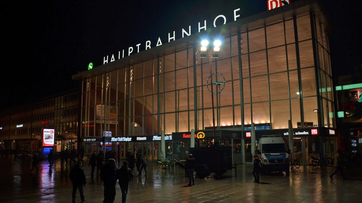 Kölner Hauptbahnhof im Flutlicht