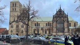 Der Domplatz in Münster ist polizeilich abgesperrt in Folge des G7-Treffens in der Stadt.