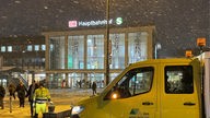 Schnee fällt vor dem Dortmunder Hauptbahnhof