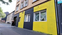 Ein Haus angestrichen in geld und schwarz in Dortmund