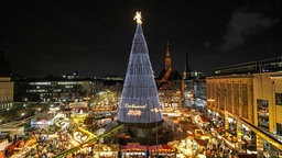 Der 45 Meter hohe Dortmunder Weihnachtsbaum.