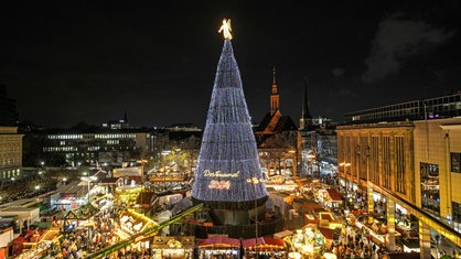 Der 45 Meter hohe Dortmunder Weihnachtsbaum.