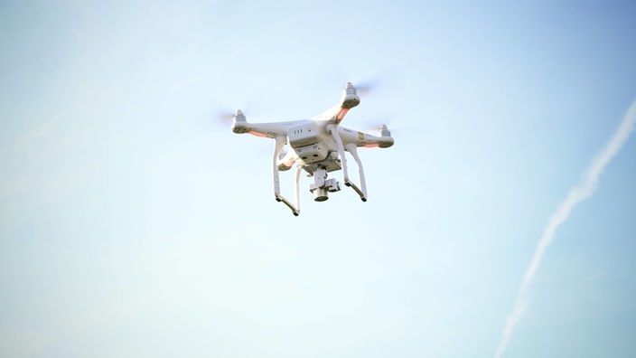 Fliegende Drohne mit Kamera.