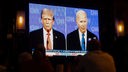 Monitor mit den Bildern von Biden und Trump