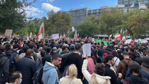 In Düsseldorf haben sich Menschen zu einer Demonstration in Solidarität mit den Aufständen im Iran gegen Gewalt an Frauen und für freiheitliche Politik versammelt