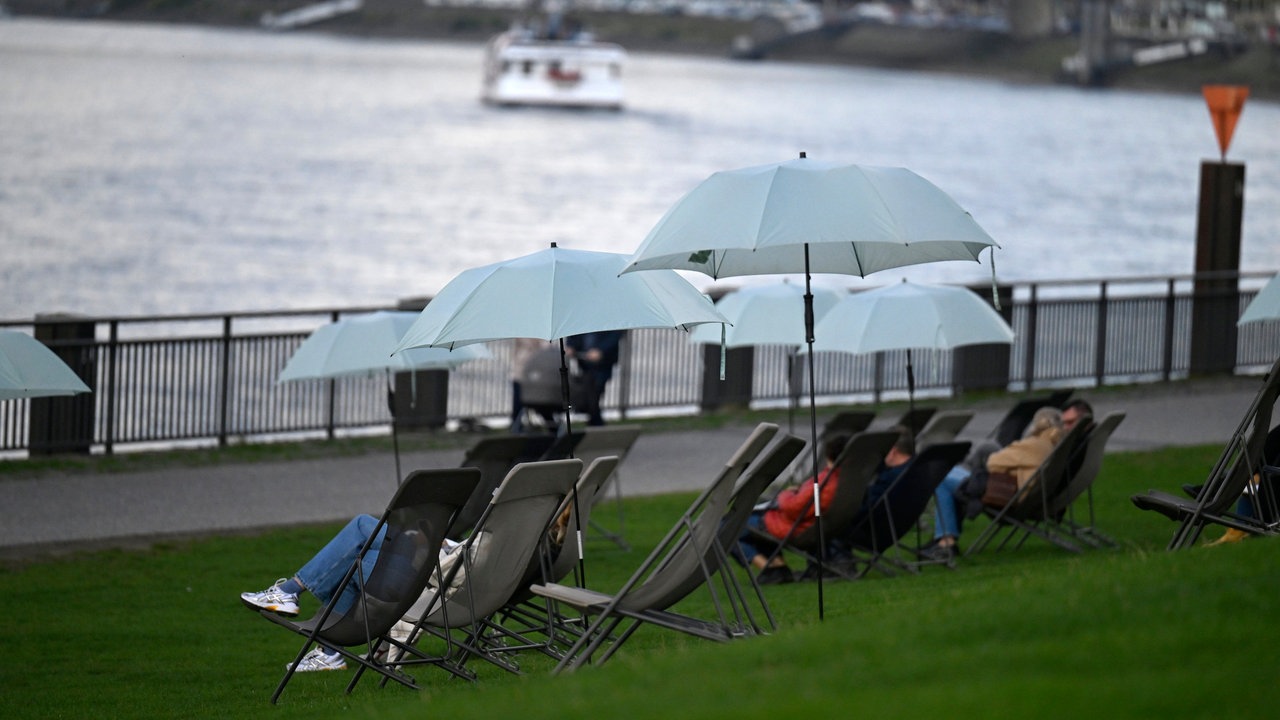 Düsseldorf: Menschen genießen die ersten Sonnenstrahlen des Herbst am Stadt-Strand am Rhein