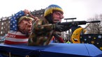 Figuren von Donald Trump und einem Ukraine-Soldaten auf dem Rosenmonagszug in Düsseldorf